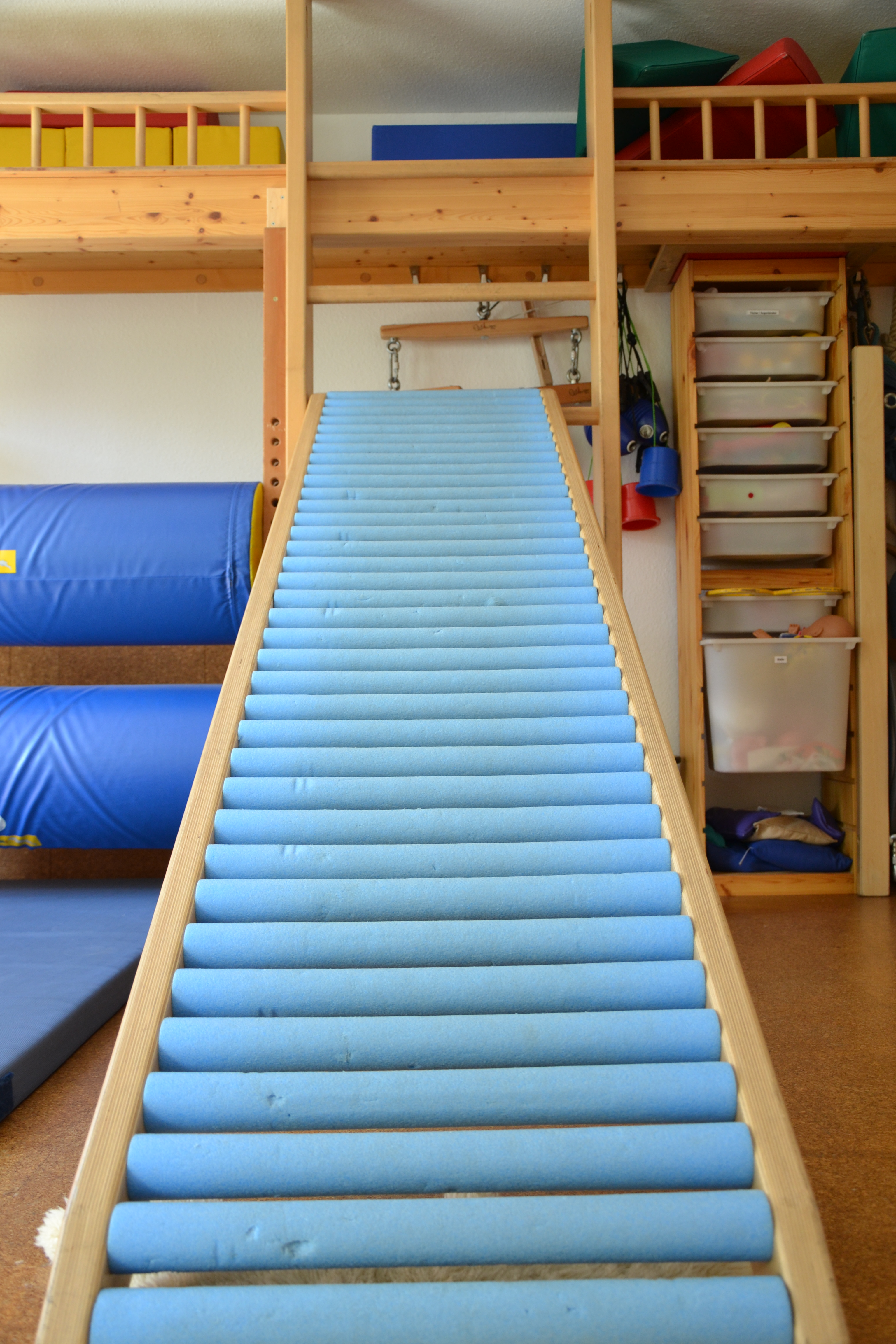 Kinderheilkunde in der Ergotherapie Nufringen mit Rollenrutschbahn, Pädiatrie, Herrenberg und Böblingen, Thop, Konzentrationstraining bei Lernschwierigkeiten Kinderheilkunde Ergotherapie Nufringen Herrenberg Böblingen Konzentrationstraining